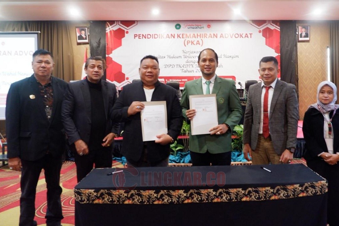 Dekan Fakultas Hukum Unwahas dan Ketua DPD Ikadin Jateng menunjukkan MoU untuk program kemahiran advokat di Unwahas. Foto: dokumentasi