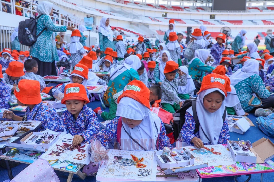 Bunda PAUD Jawa Tengah, Nawal Arafah Yasin saat menghadiri Ayo Membantik Bersama Bunda PAUD Jateng, yang diikuti 27 ribu anak PAUD pendidikan NU se-Jawa Tengah, di GOR Jatidiri Semarang, Kamis (2/10/2025). Foto: dokumentasi