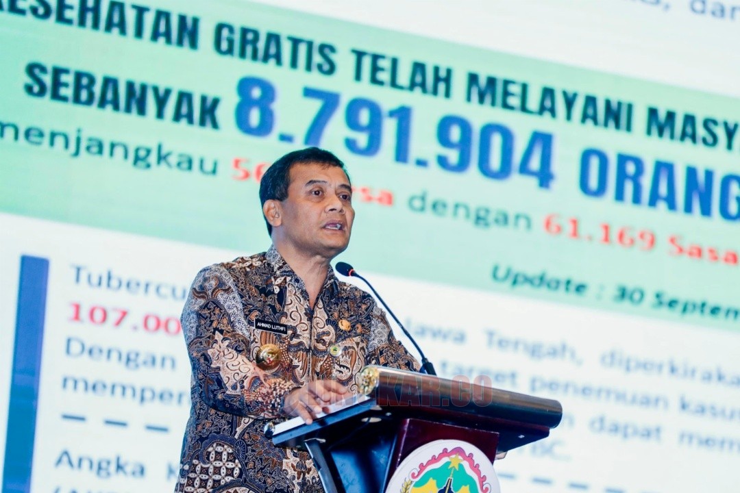 Gubernur Jateng Ahmad Luthfi saat peluncuran sekaligus peringatan Hari Kesehatan Nasional di Grand Mercure Hotel, Solobaru, Kabupaten Sukoharjo, Jumat (3/10/2025). Foto: dokumentasi