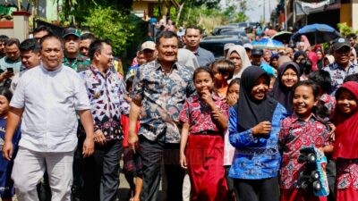 Gubernur Jawa Tengah Ahmad Luthfi pada hari Kamis (2/10/2025) berbaur dengan masyarakat saat meninjau kondisi jalan Desa Tembongraja, Kecamatan Salem, Kabupaten Brebes. Foto: dokumentasi
