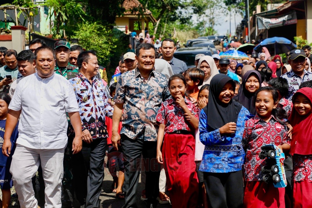 Gubernur Jawa Tengah Ahmad Luthfi pada hari Kamis (2/10/2025) berbaur dengan masyarakat saat meninjau kondisi jalan Desa Tembongraja, Kecamatan Salem, Kabupaten Brebes. Foto: dokumentasi
