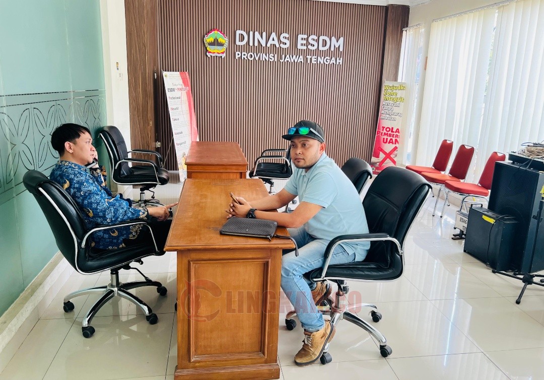 Perwakilan LBH Ansor Kendal, Albadrul Munir Wibowo saat di Dinas ESDM Jateng. Foto: istimewa