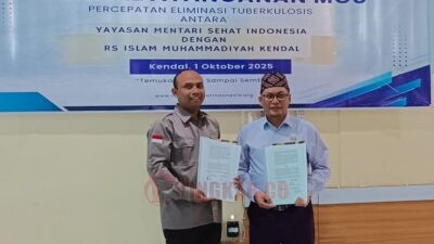 Caption TUNJUKKAN NOTA KERJA SAMA: Ketua Yayasan Menteri Sehat Indonesia Dr Supriyanto MPd (kiri) dan Direktur RSI Muhammadiyah Kendal dr Suhadi SpAn MARS menunjukkan nota kerja sama yang baru mereka tanda tangani, di Aula RSI,