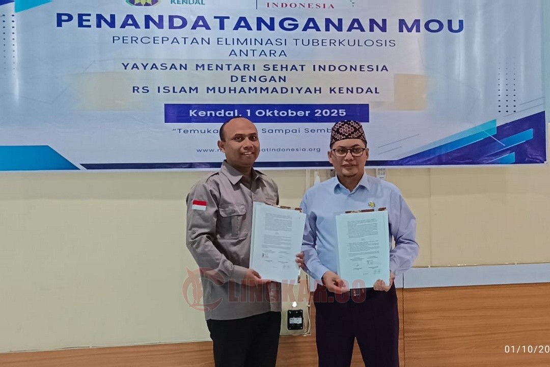 Caption TUNJUKKAN NOTA KERJA SAMA: Ketua Yayasan Menteri Sehat Indonesia Dr Supriyanto MPd (kiri) dan Direktur RSI Muhammadiyah Kendal dr Suhadi SpAn MARS menunjukkan nota kerja sama yang baru mereka tanda tangani, di Aula RSI,