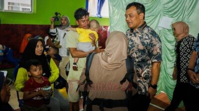 Gubernur Jateng Ahmad Luthfi saat meninjau pelaksanaan program dokter Spesialis Keliling (Speling) di Kecamatan Salem, Kabupaten Brebes, Kamis (2/10/2025).