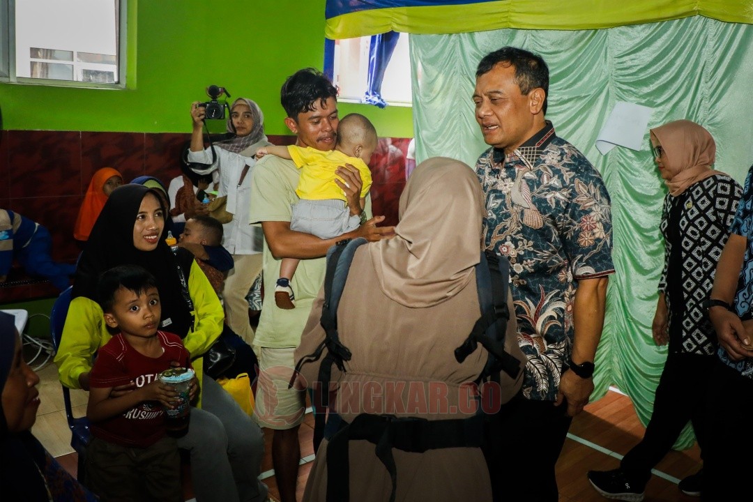 Gubernur Jateng Ahmad Luthfi saat meninjau pelaksanaan program dokter Spesialis Keliling (Speling) di Kecamatan Salem, Kabupaten Brebes, Kamis (2/10/2025).