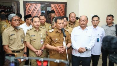 Gubernur Jawa Tengah Ahmad Luthfi melakukan siaran pers seusai Rapat Koordinasi MBG bersama Badan Gizi Nasional (BGN) di GOR Jatidiri, Semarang, Senin (6/10/2025). Foto: dokumentasi