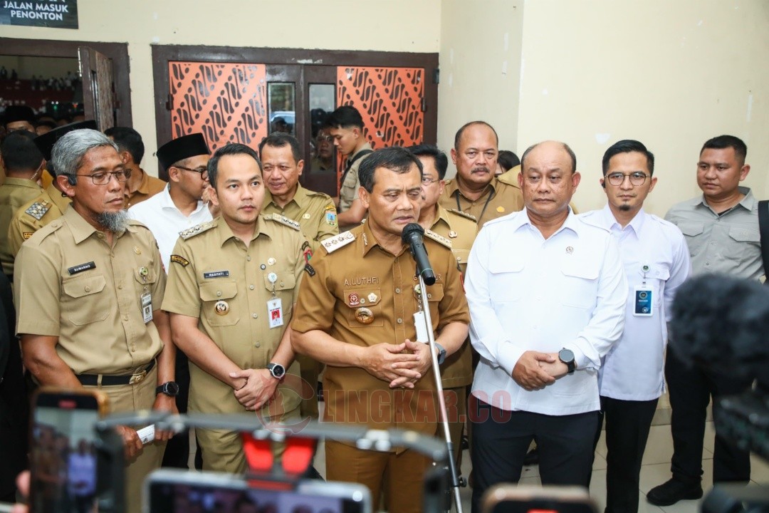 Gubernur Jawa Tengah Ahmad Luthfi melakukan siaran pers seusai Rapat Koordinasi MBG bersama Badan Gizi Nasional (BGN) di GOR Jatidiri, Semarang, Senin (6/10/2025). Foto: dokumentasi