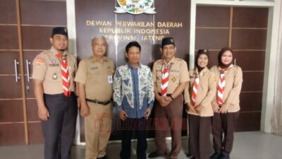 Foto bersama perwakilan Kwarcab Pramuka Semarang dengan Abdul Kholik seusai audiensi Kwarcab Pramuka Semarang ke kantor DPD RI Perwakilan Jawa Tengah di Jalan Imam Bonjol, Semarang Senin (6/10/2025). Foto: istimewa