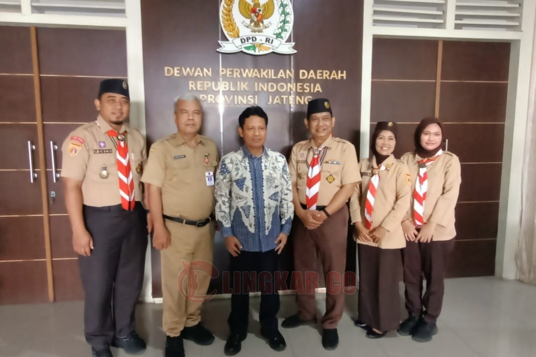 Foto bersama perwakilan Kwarcab Pramuka Semarang dengan Abdul Kholik seusai audiensi Kwarcab Pramuka Semarang ke kantor DPD RI Perwakilan Jawa Tengah di Jalan Imam Bonjol, Semarang Senin (6/10/2025). Foto: istimewa