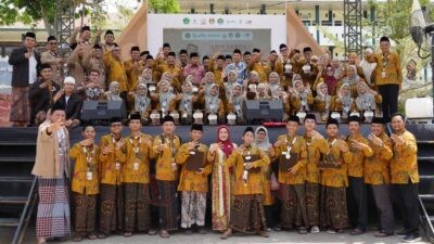 Kabid PD Pontren Kanwil Kemenag Jateng, Amin Handoyo foto bersama Kafilah Provinsi Jawa Tengah usai pengumuman lomba MQKN 2025 di Wajo Sulsel. Foto: dokumentasi/istimewa