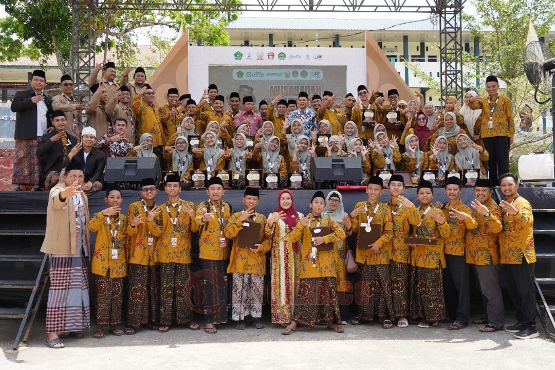 Kabid PD Pontren Kanwil Kemenag Jateng, Amin Handoyo foto bersama Kafilah Provinsi Jawa Tengah usai pengumuman lomba MQKN 2025 di Wajo Sulsel. Foto: dokumentasi/istimewa