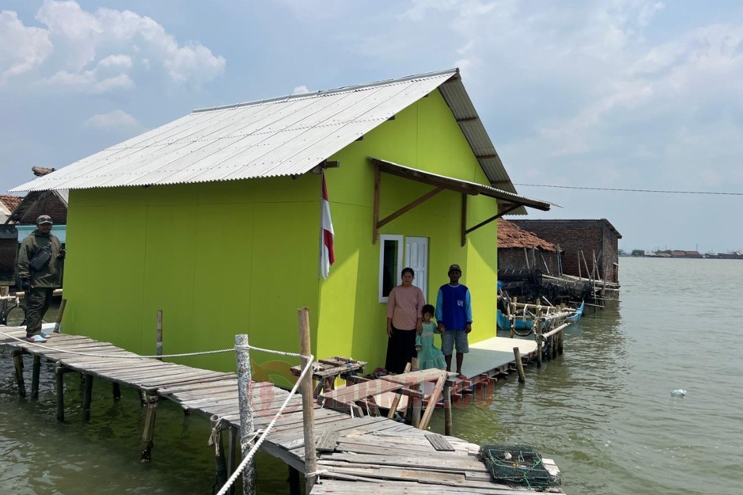 Bantuan rumah apung dari Pemprov Jateng untuk warga Timbulsloko, Kecamatan Sayung, Kabupaten Demak. Foto: dokumentasi/istimewa