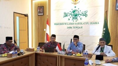 Ketua panitia Hari Santri 2025 PWNU Jateng KH. Ahmad Zaki Fuad (kanan) dan Ketua PW JQHNU Jateng KH Ali Imron (kiri) saat rapat koordinasi teknis Kick off Hari Santri Nasional 2025 pada hari Kamis (9/10/2025) di ruang rapat PWNU Jawa Tengah. Foto: dokumentasi/istimewa