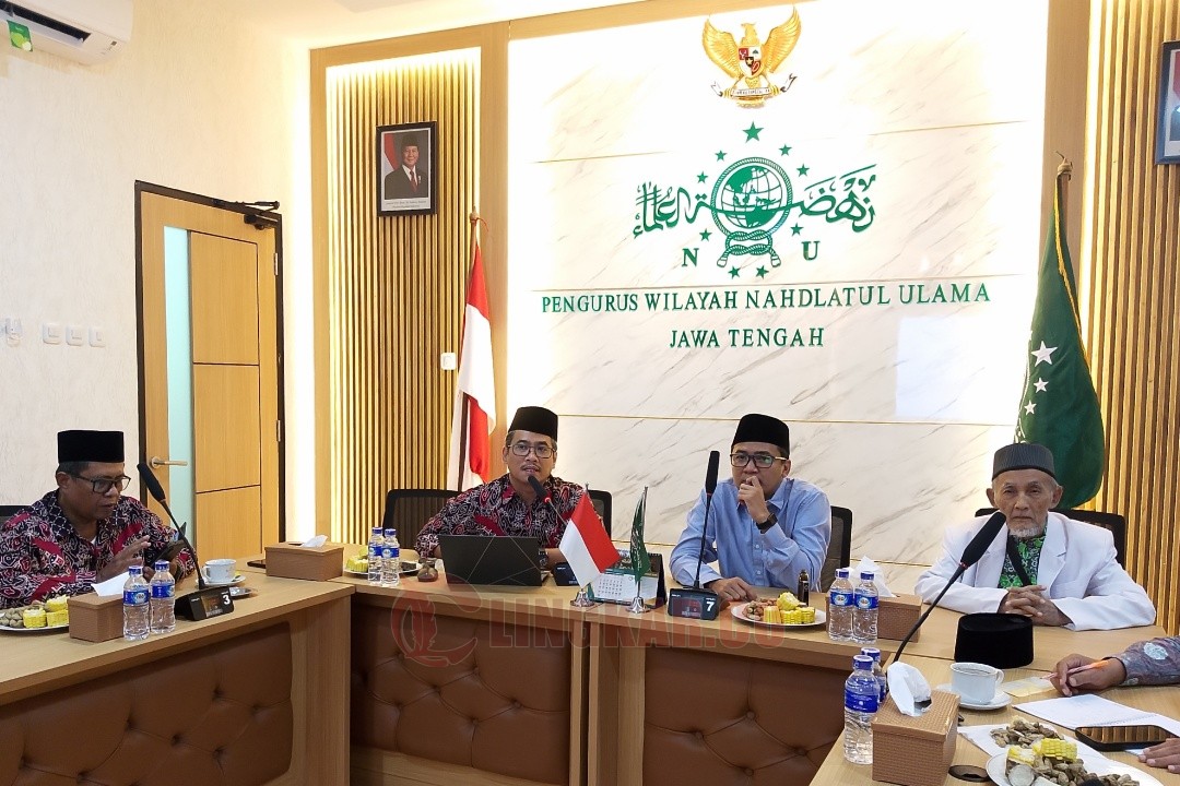 Ketua panitia Hari Santri 2025 PWNU Jateng KH. Ahmad Zaki Fuad (kanan) dan Ketua PW JQHNU Jateng KH Ali Imron (kiri) saat rapat koordinasi teknis Kick off Hari Santri Nasional 2025 pada hari Kamis (9/10/2025) di ruang rapat PWNU Jawa Tengah. Foto: dokumentasi/istimewa
