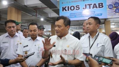 Gubernur Jawa Tengah Ahmad Luthfi saat wawancara media seusai meninjau Kios JTAB dan berdialog dengan pedagang di Pasar Legi, Kota Surakarta, Rabu, (8/10/2025). Foto: dokumentasi/istimewa