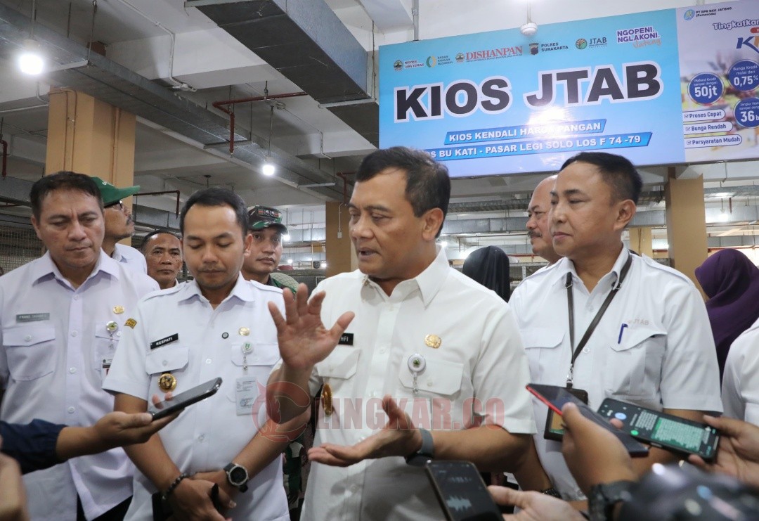 Gubernur Jawa Tengah Ahmad Luthfi saat wawancara media seusai meninjau Kios JTAB dan berdialog dengan pedagang di Pasar Legi, Kota Surakarta, Rabu, (8/10/2025). Foto: dokumentasi/istimewa