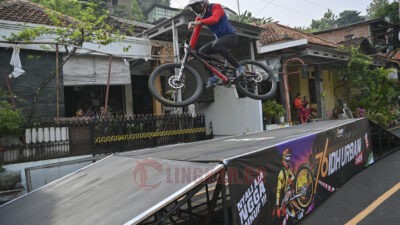 Peserta lewati rintangan dalam ajang 76 Indonesian Downhill (IDH) Urban 2025 Seri 2 yang digelar di Tegalsari, Semarang. (dok Istimewa)