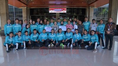 Wali Kota Semarang, Agustina Wilujeng secara resmi melepas 28 Aparatur Sipil Negara (ASN) Kota Semarang dalam ajang Pekan Olah raga Nasional (PORNAS) XVII Korpri Tahun 2025 di Palembang, Sumatera Selatan, pada 5–11 Oktober 2025 mendatang. (dok Pemkot Semarang)