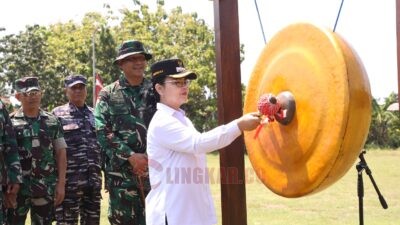 Wali Kota Semarang, Agustina Wilujeng Pramestuti membuka Program TNI Manunggal Membangun Desa (TMMD) Sengkuyung Tahap IV Tahun Anggaran 2025 di Lapangan Kelurahan Karangroto, Kecamatan Genuk. (dok Pemkot Semarang)