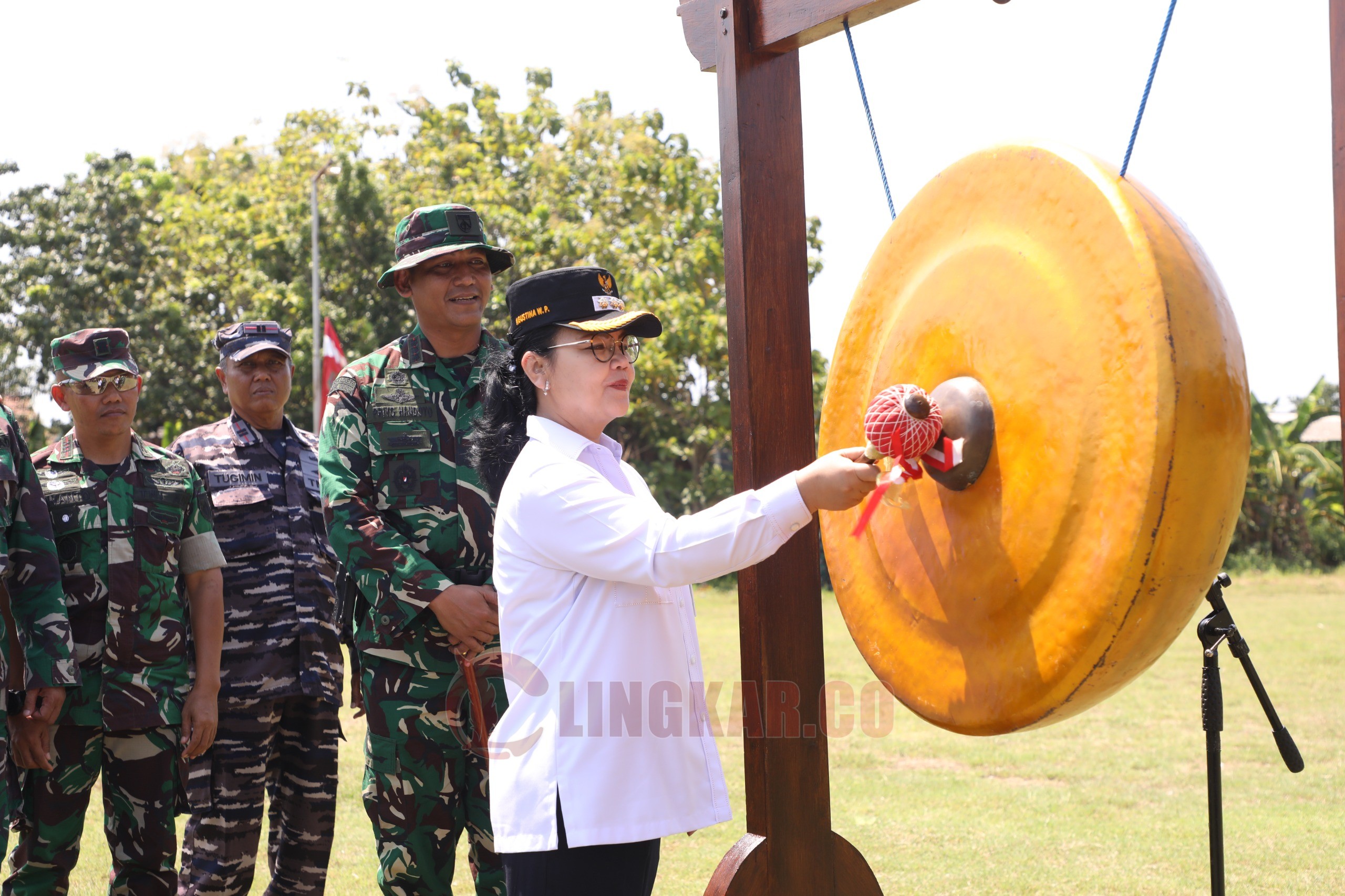 Wali Kota Semarang, Agustina Wilujeng Pramestuti membuka Program TNI Manunggal Membangun Desa (TMMD) Sengkuyung Tahap IV Tahun Anggaran 2025 di Lapangan Kelurahan Karangroto, Kecamatan Genuk. (dok Pemkot Semarang)