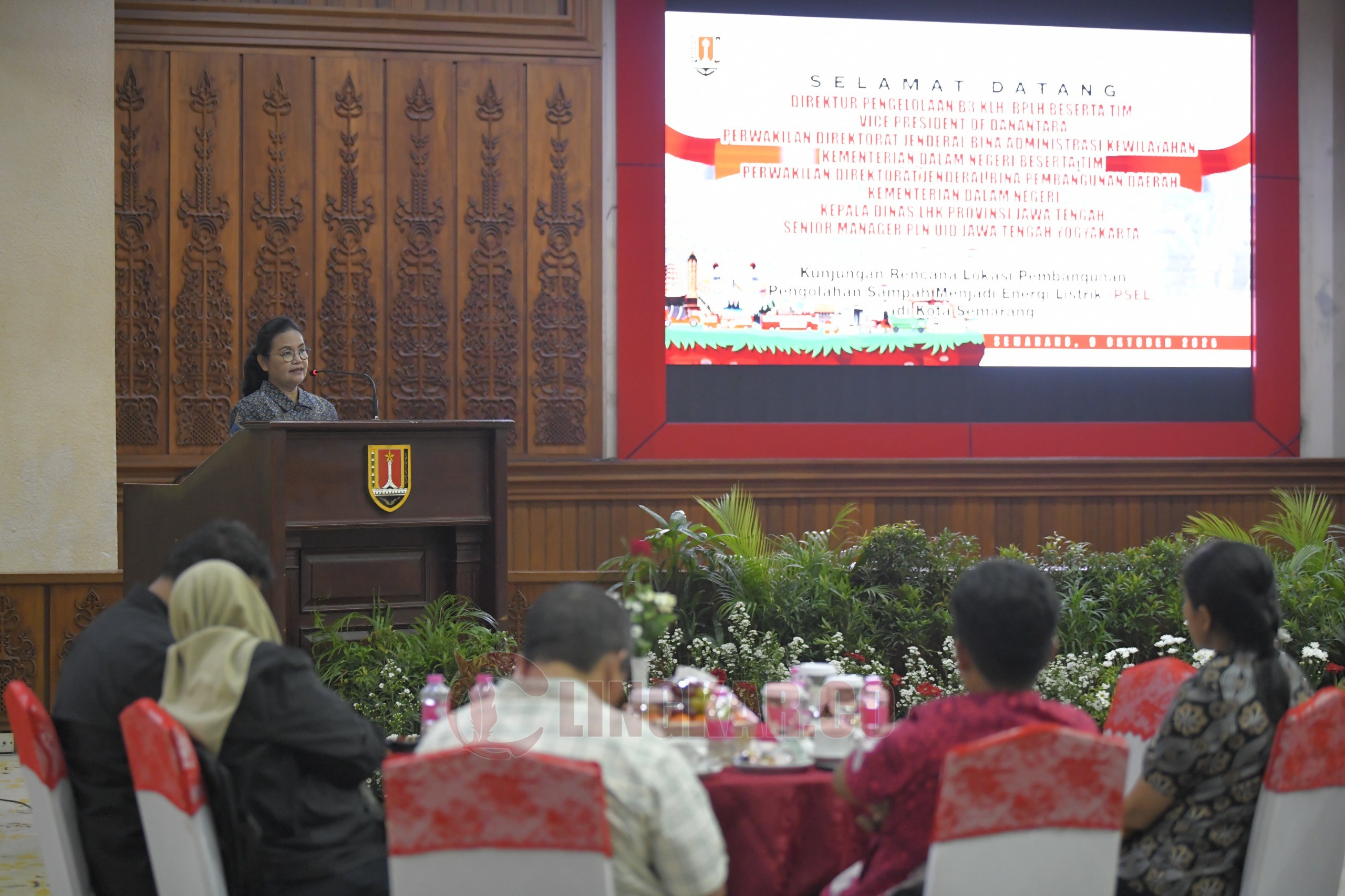 Wali Kota Semarang, Agustina Wilujeng Pramestuti saat pamaparan Pembangunan PSEL ke Kementerian Lingkungan Hidup di Ruang Lokakrida Gedung Balai Kota Semarang. (dok Pemkot Semarang)