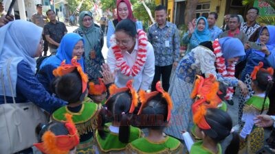 Wali Kota Semarang, Agustina Wilujeng Pramestuti saat menyapa anak - anak Paud Semarang. (dok Pemkot Semarang)