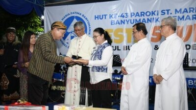 Wali kota Semarang, Agustina Wilujeng Pramestuti saat menghadiri acara Misa dan Pesta Syukur HUT ke-43 Paroki Santa Maria Fatima Banyumanik. (dok Pemkot Semarang)