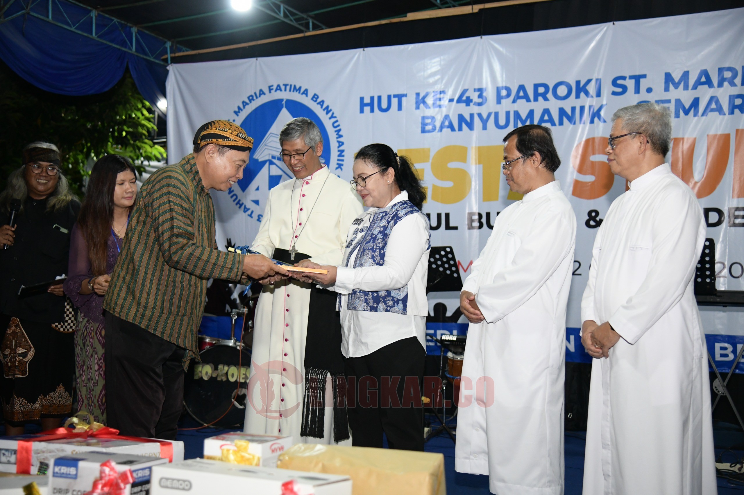 Wali kota Semarang, Agustina Wilujeng Pramestuti saat menghadiri acara Misa dan Pesta Syukur HUT ke-43 Paroki Santa Maria Fatima Banyumanik. (dok Pemkot Semarang)