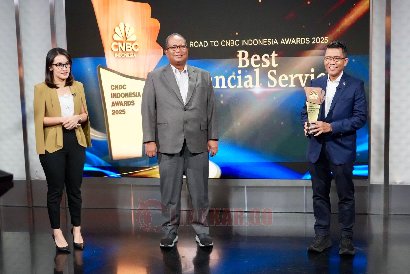 PT PNM terima penghagraan di ajang CNBC Indonesia Awards 2025. (dok PT PNM)
