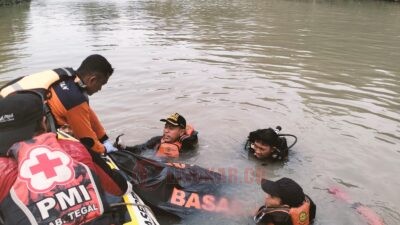 Tim SAR Gabungan Kota Semarang evakuasi korban tenggelam di Sungai Gung, Kota Tegal. (dok SAR Semarang)