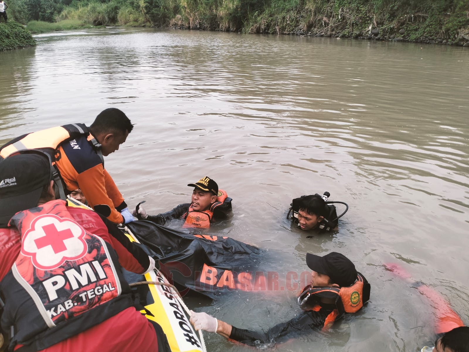 Tim SAR Gabungan Kota Semarang evakuasi korban tenggelam di Sungai Gung, Kota Tegal. (dok SAR Semarang)