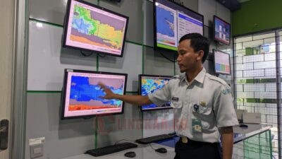 Ilustrasi petugas BMKG menunjukkan kondisi perubahan cuaca. (dok BMKG)
