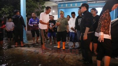 Wali Kota Semarang, Agustina Wilujeng Pramestuti tinjau langsung lokasi banjir di Genuk Semarang. (dok Pemkot Semarang)