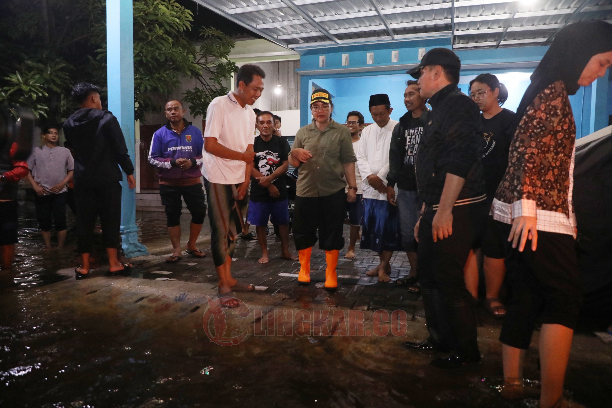 Wali Kota Semarang, Agustina Wilujeng Pramestuti tinjau langsung lokasi banjir di Genuk Semarang. (dok Pemkot Semarang)