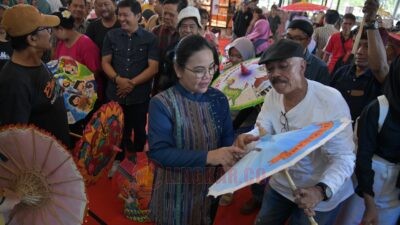 Wali Kota Semarang, Agustina Wilujeng Pramestuti saat menghadiri lomba Melukis Payung dan Kipas 2025 di Uptown Mall BSB Semarang. (dok Pemkot Semarang)