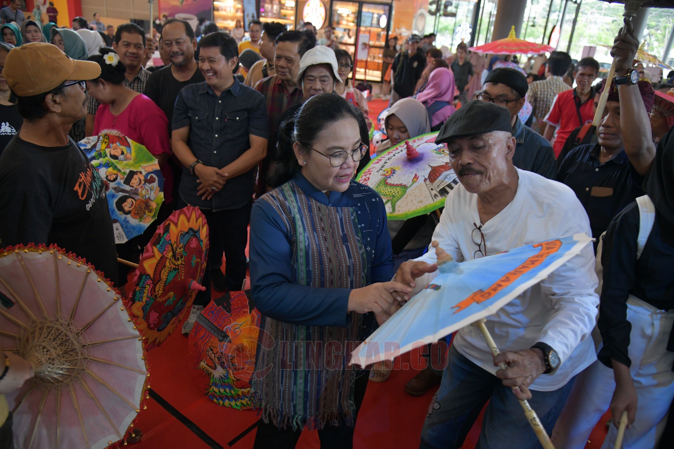 Wali Kota Semarang, Agustina Wilujeng Pramestuti saat menghadiri lomba Melukis Payung dan Kipas 2025 di Uptown Mall BSB Semarang. (dok Pemkot Semarang)