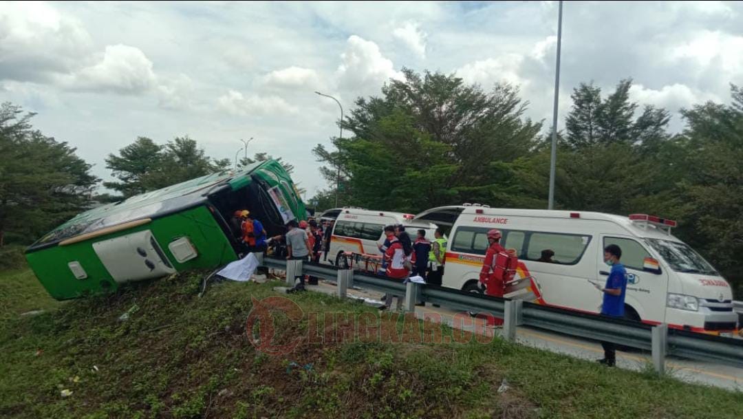 Ambulans Semarang jemput korban kecelakaan bus di Pemalang. (dok Pemkot Semarang)