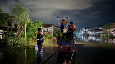 Petugas KAI Daop 4 Semarang lakukan upaya penanganan banjir di jalur kereta api. (dok KAI)