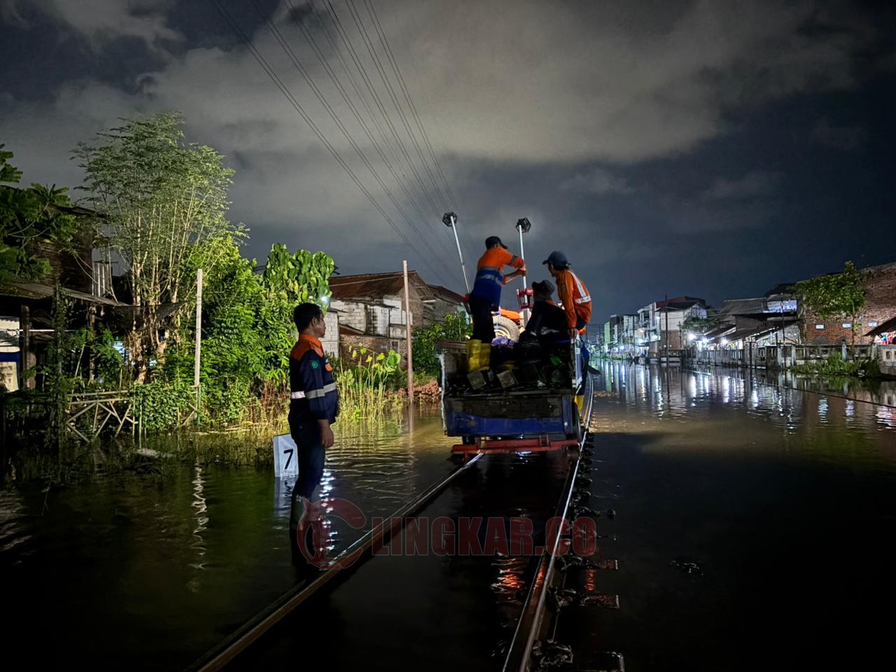 Petugas KAI Daop 4 Semarang lakukan upaya penanganan banjir di jalur kereta api. (dok KAI)