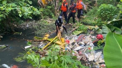 Basarnas evakuasi korban hanyut di Telogomulyo, Pedurungan. (dok Basarnas Semarang)