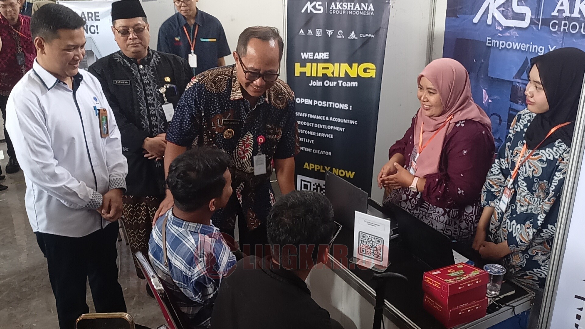 Wakil Wali Kota Semarang, Iswar Aminuddin menghampiri peserta Job Fair Batch 2 yang diselenggarakan oleh Dinas Tenaga Kerja (Disnaker) Kota Semarang di Balai Besar Pelatihan Vokasi dan Produktivitas (BBPVP) Semarang. (dok Istimewa)