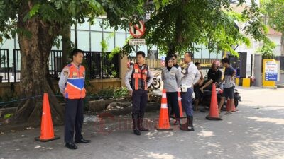 Penertiban parkir liar oleh Dishub di Jalan Simpang atau Jalan samping DP Mall Semarang. (dok Alan Henry)