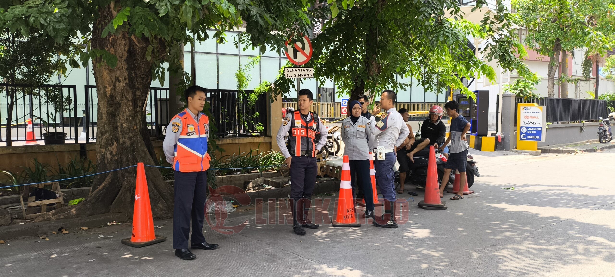Penertiban parkir liar oleh Dishub di Jalan Simpang atau Jalan samping DP Mall Semarang. (dok Alan Henry)