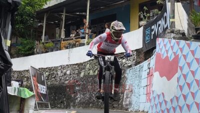 Atlet downhil lewati melintasi pemukiman warga di ajang 76 IDH Urban 2025 Seri 2 Semarang. (dok Alan Henry)