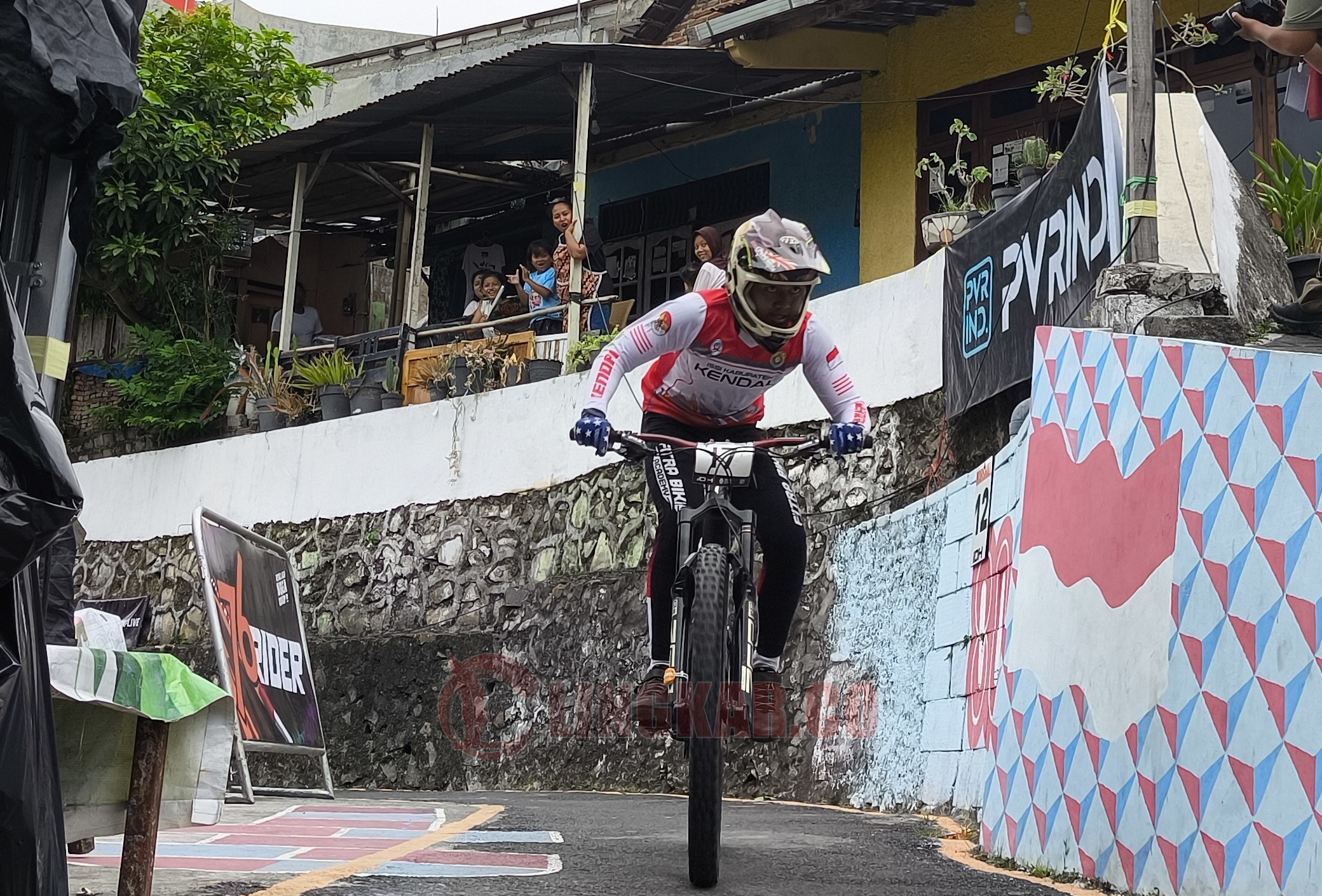 Atlet downhil lewati melintasi pemukiman warga di ajang 76 IDH Urban 2025 Seri 2 Semarang. (dok Alan Henry)