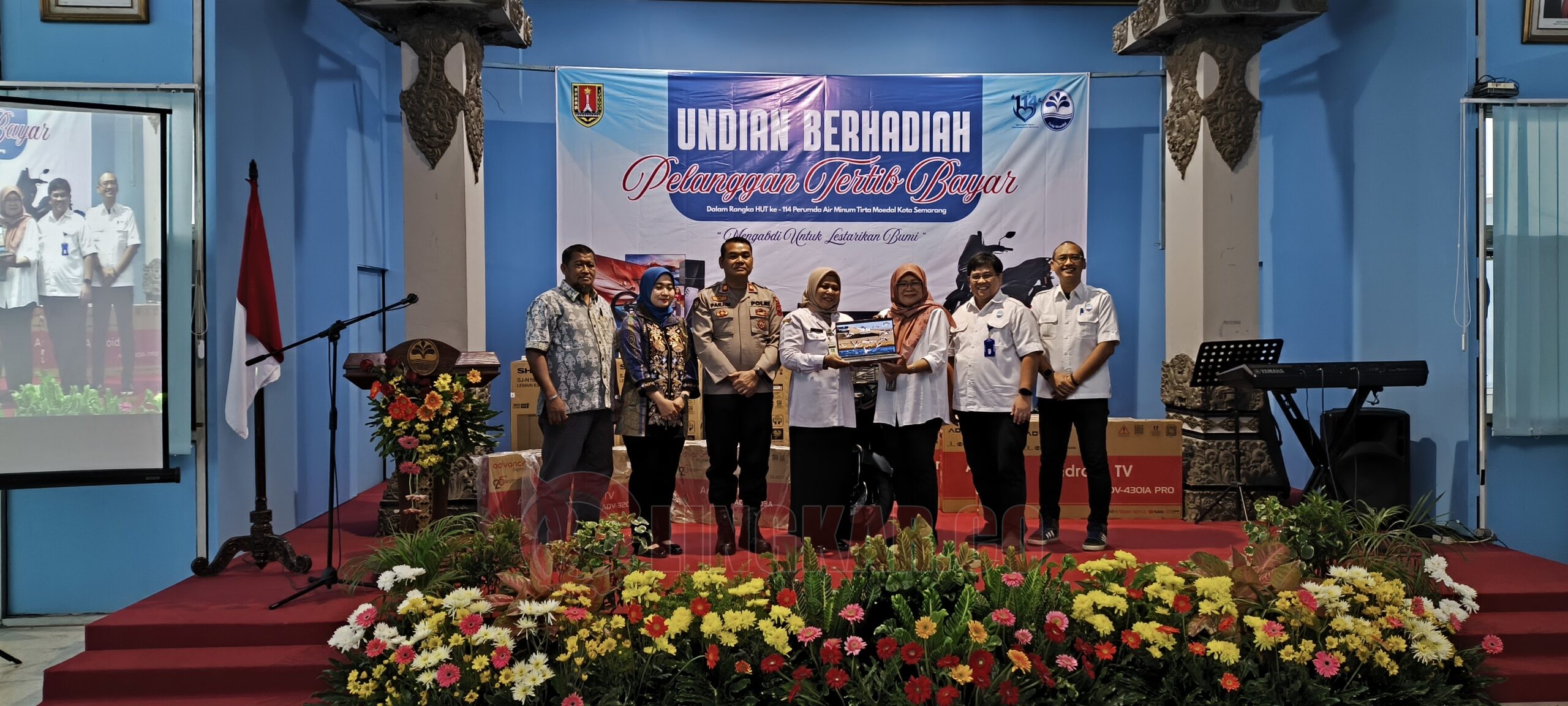 PDAM Tirta Moedal Semarang undi pelanggan tertib bayar untuk mendapatkan hadiah dalam rangkaian HUT ke-114 PDAM Tirta Moedal Kota Semarang. (dok Alan Henry)
