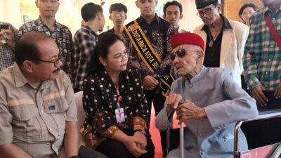 Wali Kota Semarang, Agustina Wilujeng Pramestuti saat mendengarkan cerita dari R. Soepar Soegiarno (96), saksi hidup Pertempuran Lima Hari di Semarang. (dok Alan Henry)