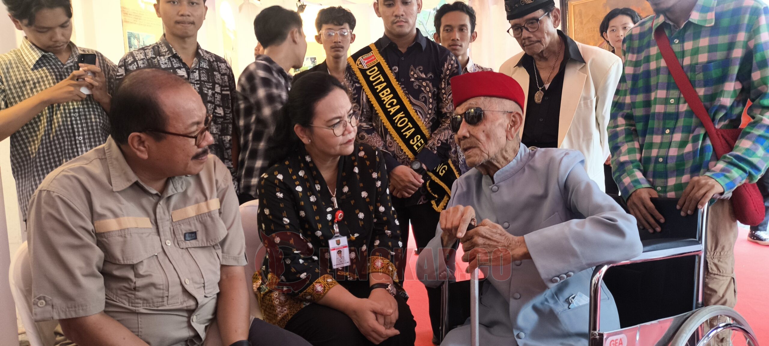 Wali Kota Semarang, Agustina Wilujeng Pramestuti saat mendengarkan cerita dari R. Soepar Soegiarno (96), saksi hidup Pertempuran Lima Hari di Semarang. (dok Alan Henry)