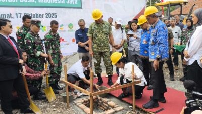 Wali Kota Semarang, Agustina Wilujeng Pramestuti saat acara Peletakan Batu Pertama Gudang Koperasi Desa Kelurahan Merah Putih di Lamongan Barat I Kelurahan Sampangan Kota Semarang. (dok Pemkot Semarang)